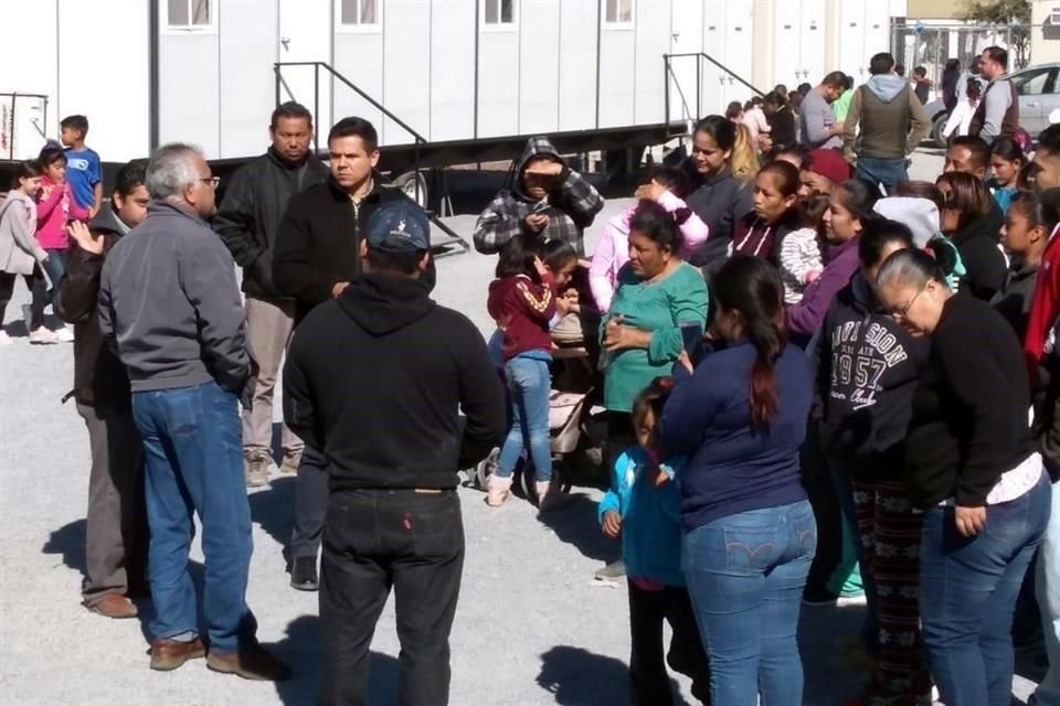 Madres de familia protestaron en Salinas Victoria contra las aulas móviles.