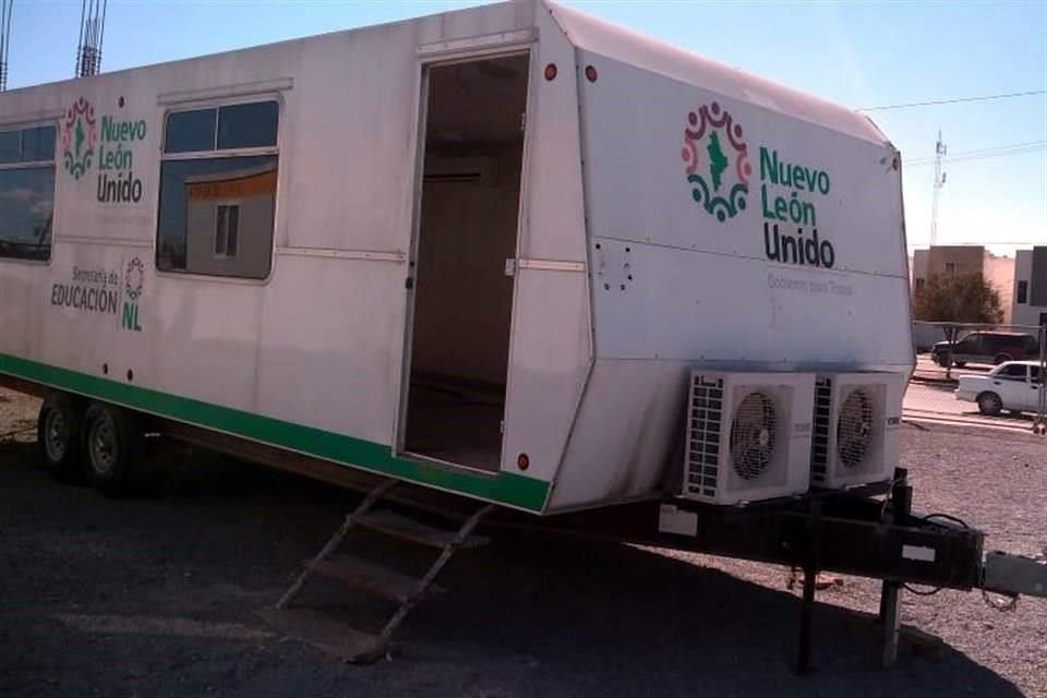 Daños en piso, puertas y paredes tiene el aula móvil del Gobierno medinista llevada a una primaria de Salinas Victoria.