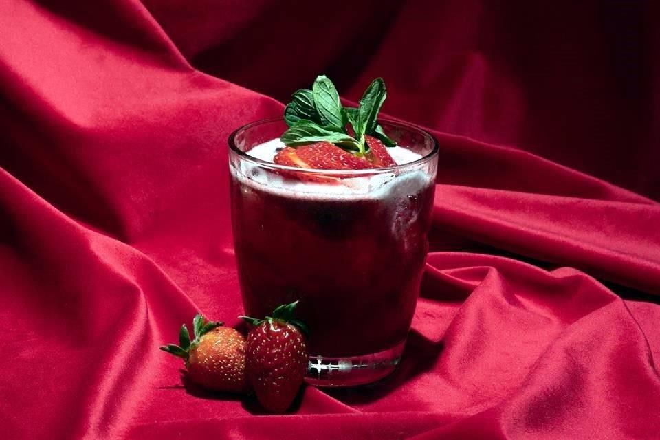 San Valentín mezcla whisky y jugo de piña con frutos rojos.