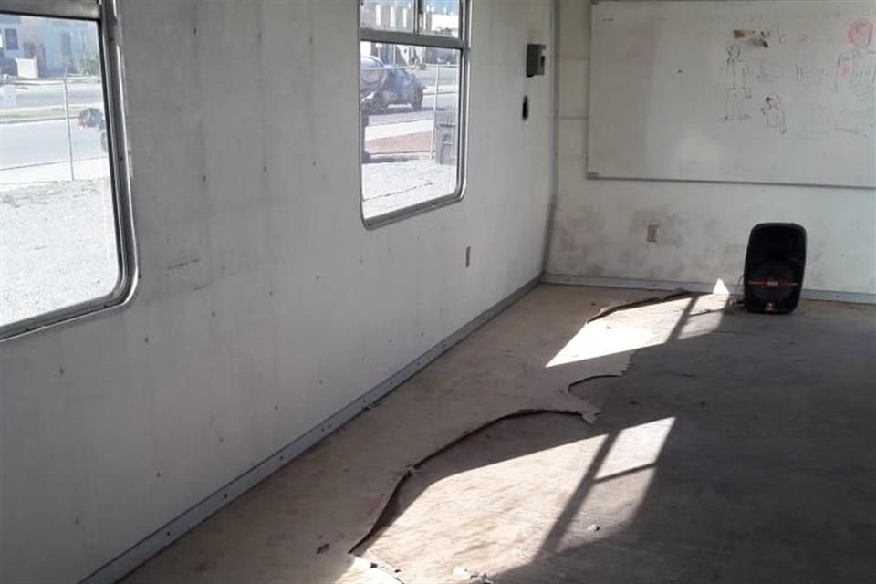 El salón móvil tiene puertas y paredes rotas, el piso está deteriorado, y además carece de llantas, por lo que se sostiene con piedras.