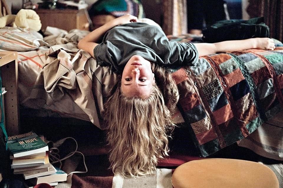 Una colonia se enmarca dentro del denominado género coming of age, donde se retrata el tránsito de la niñez a cierta madurez. Sobre estas líneas, los personajes de Mylia y Jimmy.
