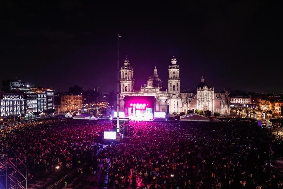 Para disfrutar el concierto, el público de las primeras filas llegó pasado el mediodía.