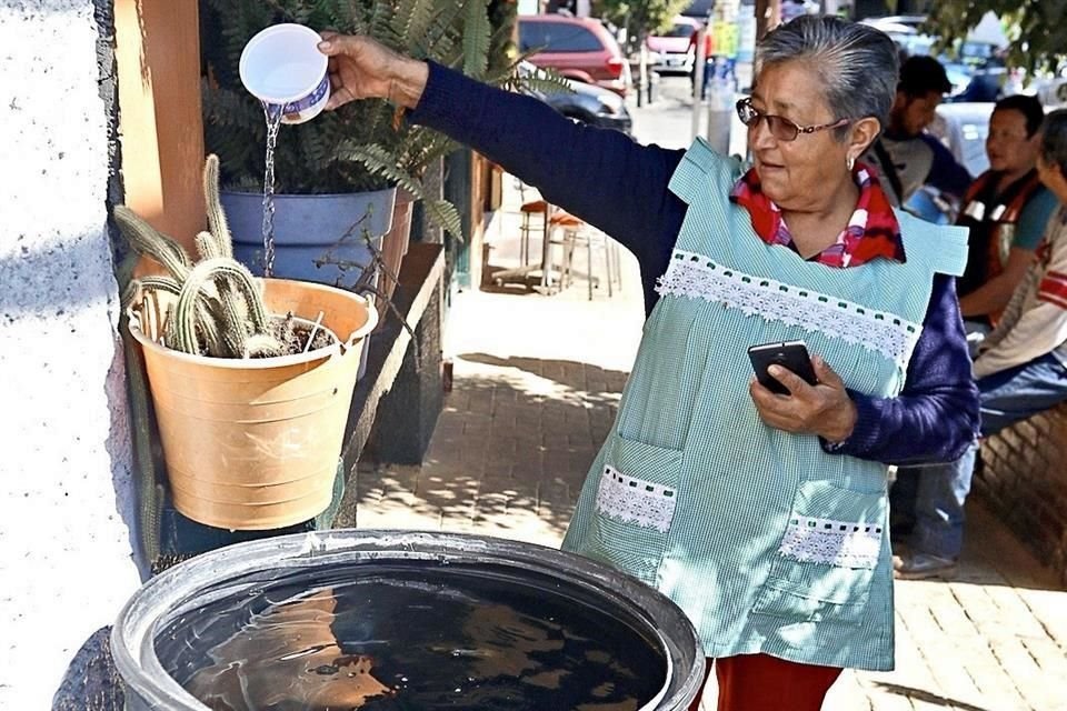 EN CHORRITO. En la casa de Blanca Valdez, en la colonia Peñón de los Baños, se dispone de poca agua solo entre semana, por lo que deben madrugar para almacenarla.