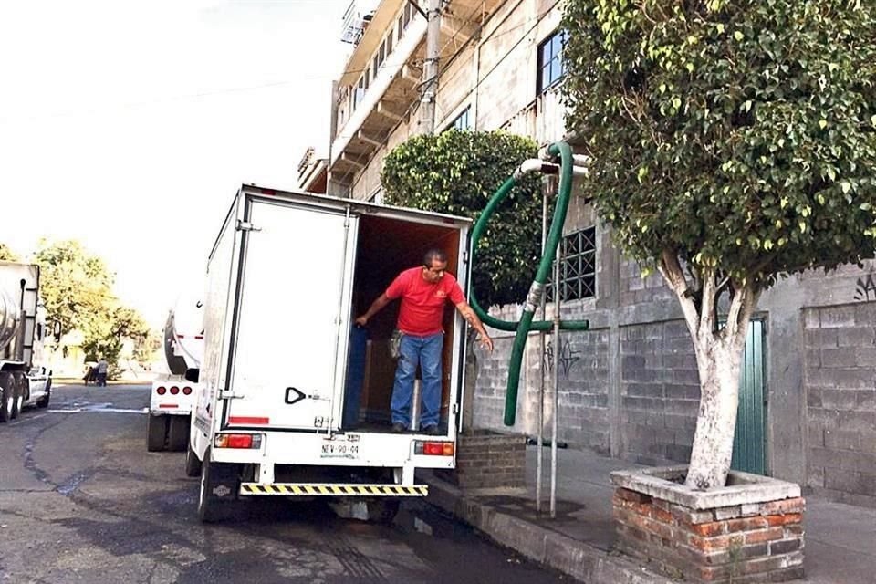 Calle Maclovio Herrera 97. Col. Revolución. Inmueble sin razón social con orificio en la pared por donde salen las mangueras.