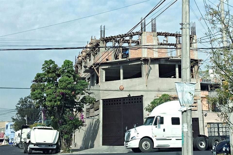 Calle Egipto 34. Inmueble en construcción donde se observan tomas en la pared para conectar las mangueras de agua.