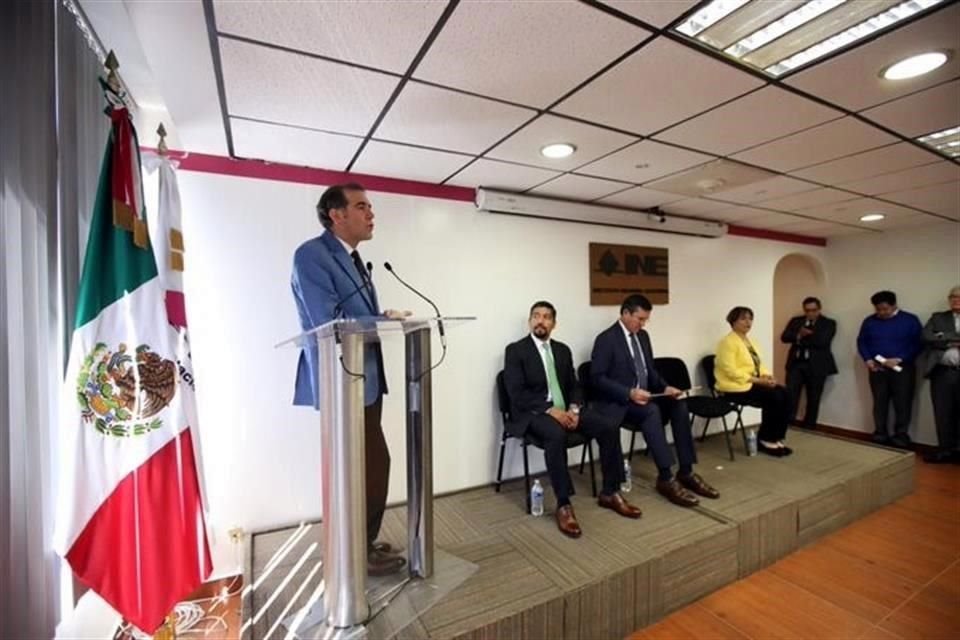 Córdova tomó protesta al nuevo director ejecutivo de Organización Electoral, Sergio Bernal.