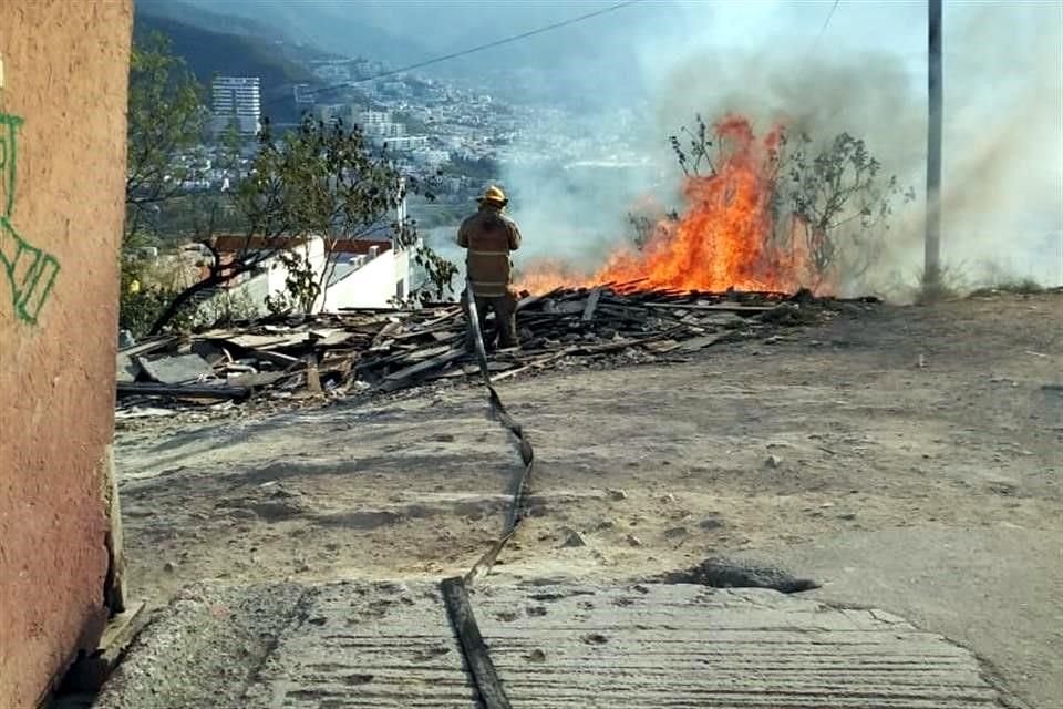 Las llamas consumieron hierba, basura, muebles y madera.