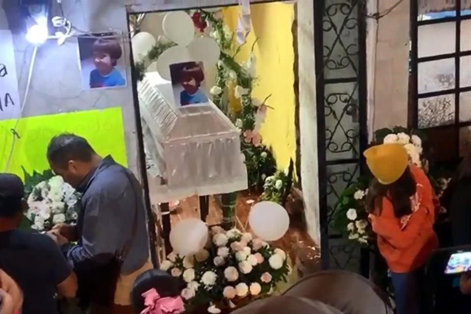Familiares y amigos acuden al velorio, en Tulyehualco, de la niña Fátima, quien fue hallada muerta tras ser reportada como desaparecida.