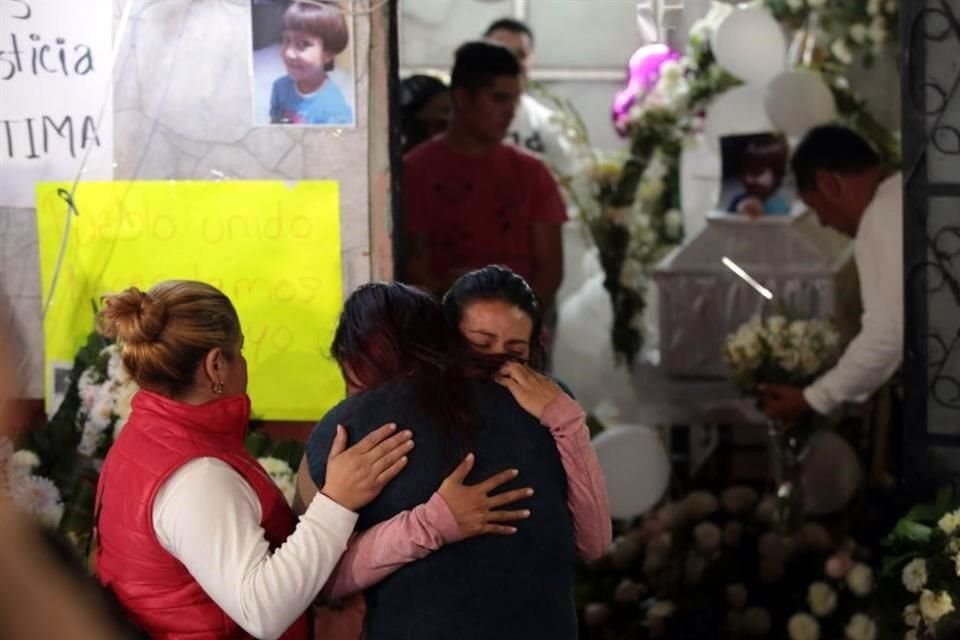 Familiares acuden al velorio de Fátima, quien fue hallada muerta en Tláhuac.