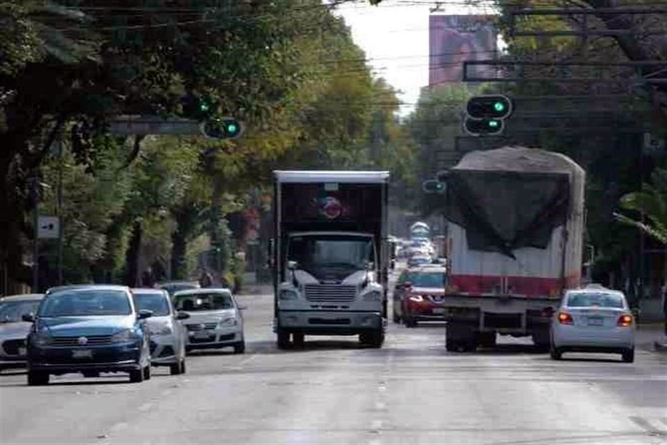 Los automóviles, en vez de girar en Gabriel Mancera-punto donde termina el reversible-, siguen de frente y se meten por calles secundarias.