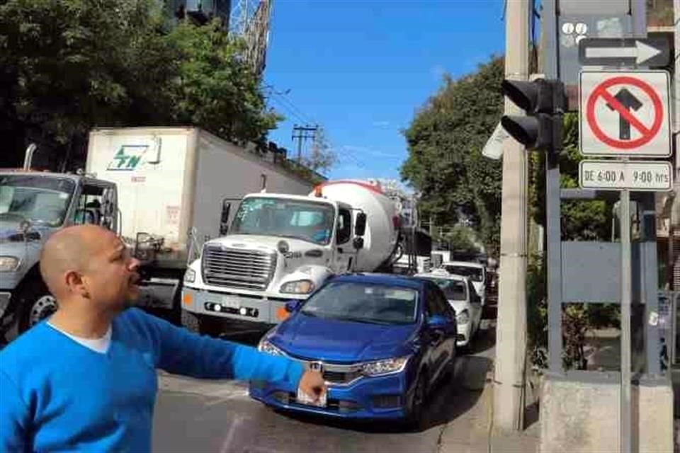 Además del tráfico que se genera por los coches que circulan en ambos sentidos, el experto en movilidad urbana, Jesús Sánchez, advirtió que hay un constante peligro en la zona.