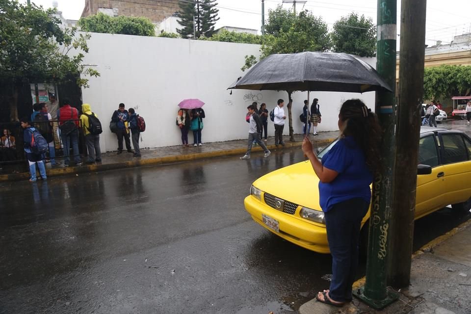 Si los estudiantes se quedan esperando afuera de escuelas, lo que llegue a pasar es responsabilidad de los padres, aseguró la SEJ.