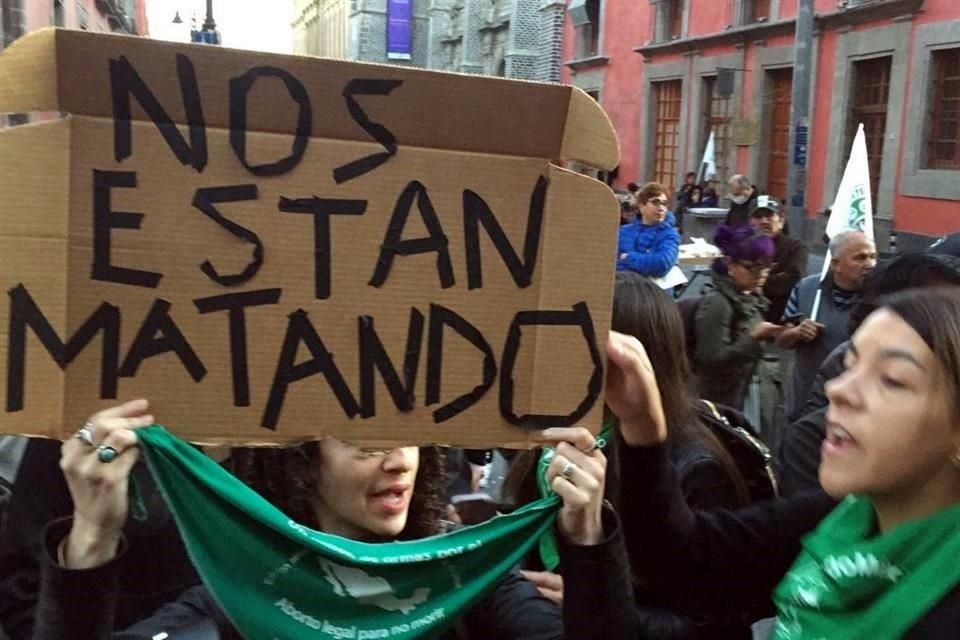 Colectivos y feministas protestan y portan mensajes sobre la violencia contra mujeres.