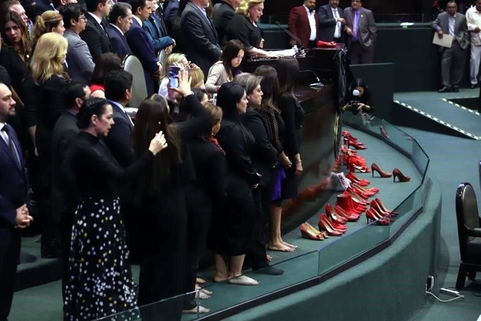 En su posicionamiento, diputadas del PAN se quitaron los zapatos.