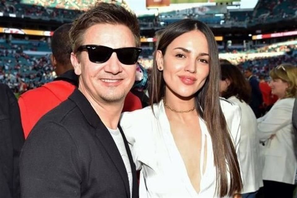 Pero apenas unas semanas atrás se rumoró que andaba con el Avenger Jeremy Renner, con quien se le vio primero en el Super Bowl, y después en una fiesta posterior al Óscar.