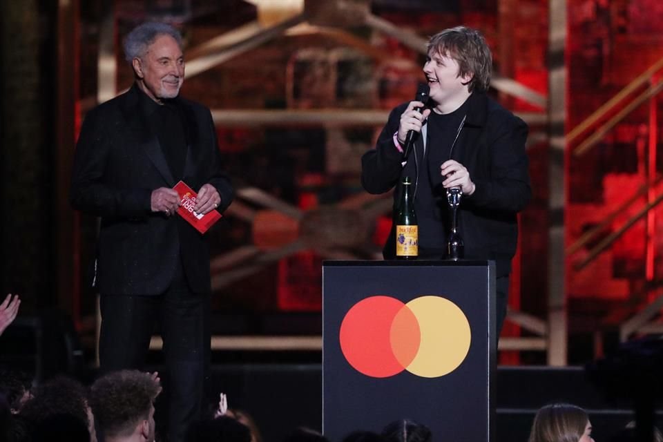 Lewis Capaldi al recibir el Premio a Canción Británica del Año.