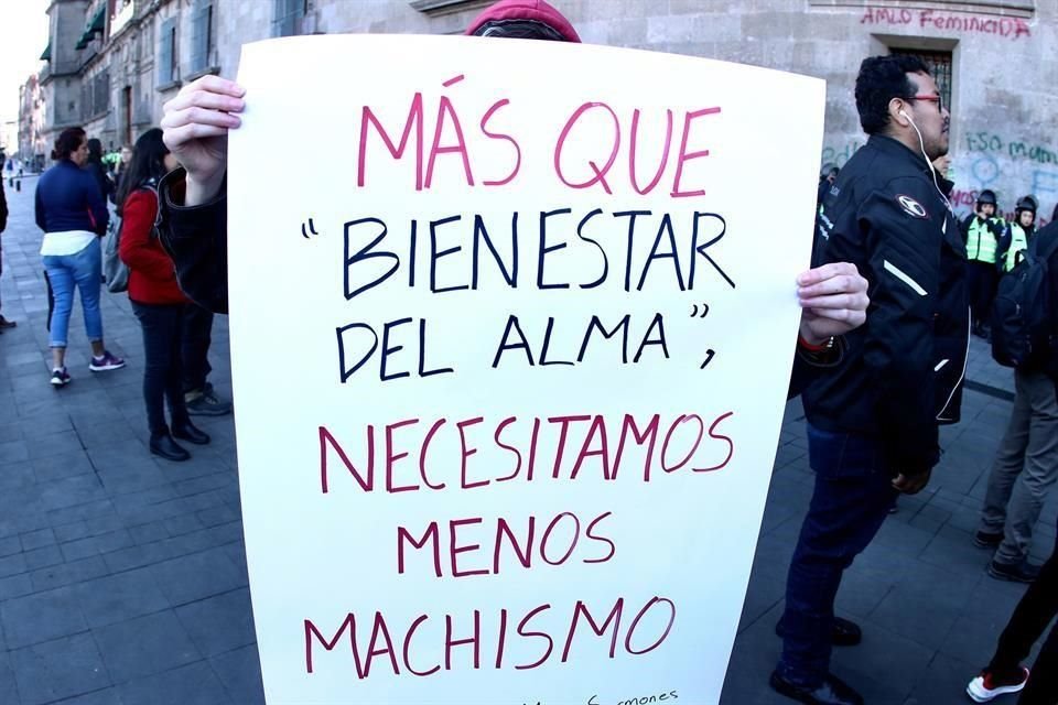 Esta mañana, feministas protestaron en Palacio Nacional.