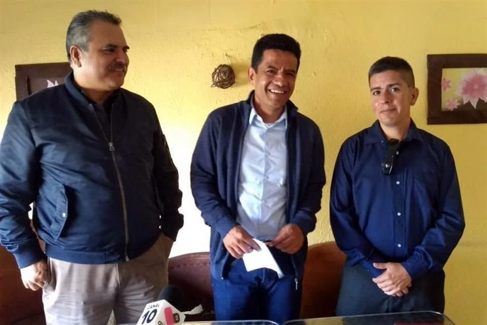 Gustavo de la Torre (izq. a der.), de Vecinos Solidarios de Tlaquepaque, Oswaldo Ornelas, abogado del colectivo, y Juan Puentes, de Colonias Unidas por el Rescate del Cerro Cuatro.
