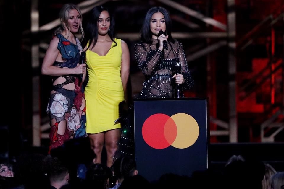 Ellie Goulding y Jorja Smith entregaron a Mabel el premio a Mejor Artista Femenino; previamente, la famosa realizó una presentación musical.