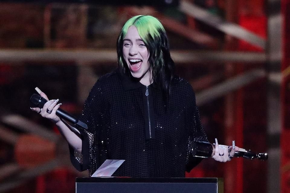 Billie Eilish presentó en vivo su tema más reciente, 'No More Time to Die', y se llevó el galardón a Mejor Artista Femenina Internacional.