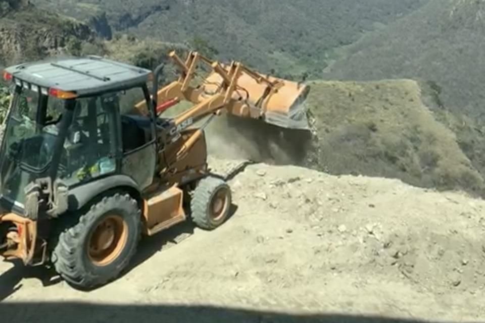 El CUAAD de la UdeG realiza trabajos de construcción, pero los desechos- como escombro-son tirados directamente en la Barranca de Huentitán.