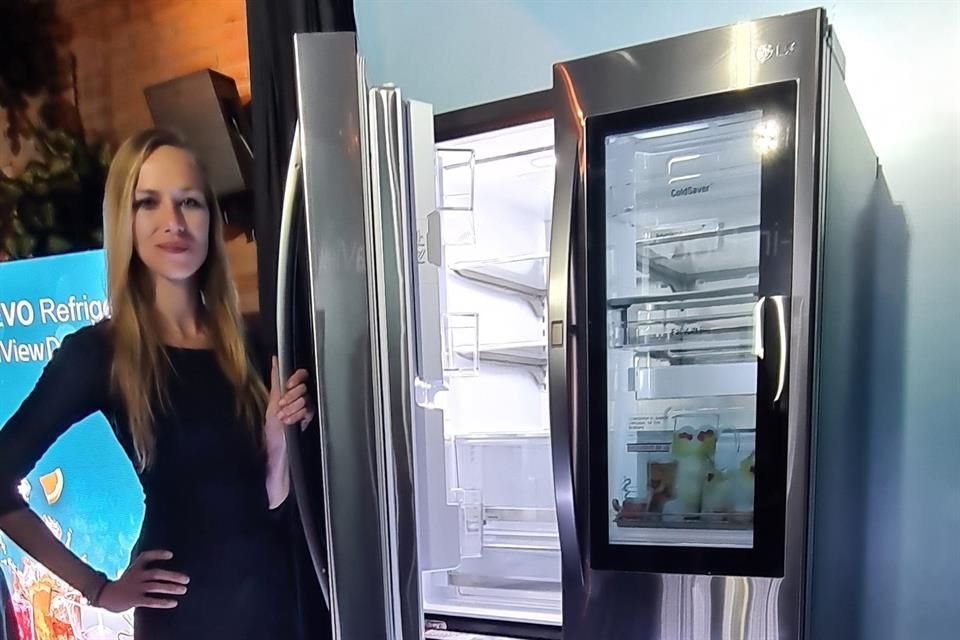Con el tratamiento especial para compactar el hielo con diámetro de 5 centímetros, LG afirma que las esferas duran hasta 37 por ciento más tiempo que los cubos tradicionales, según el tipo de trago.