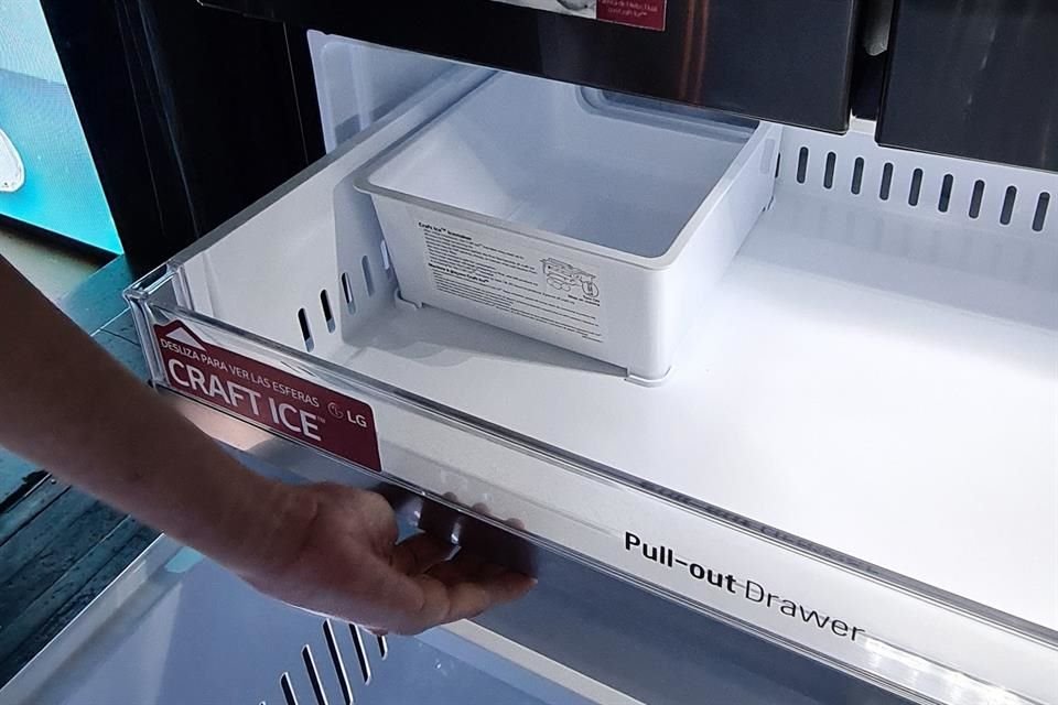 El refrigerador genera hasta tres hielos esféricos en un día, y tiene la capacidad de almacenar hasta 30 de ellos, aunque también produce hielos convencionales y los tritura.