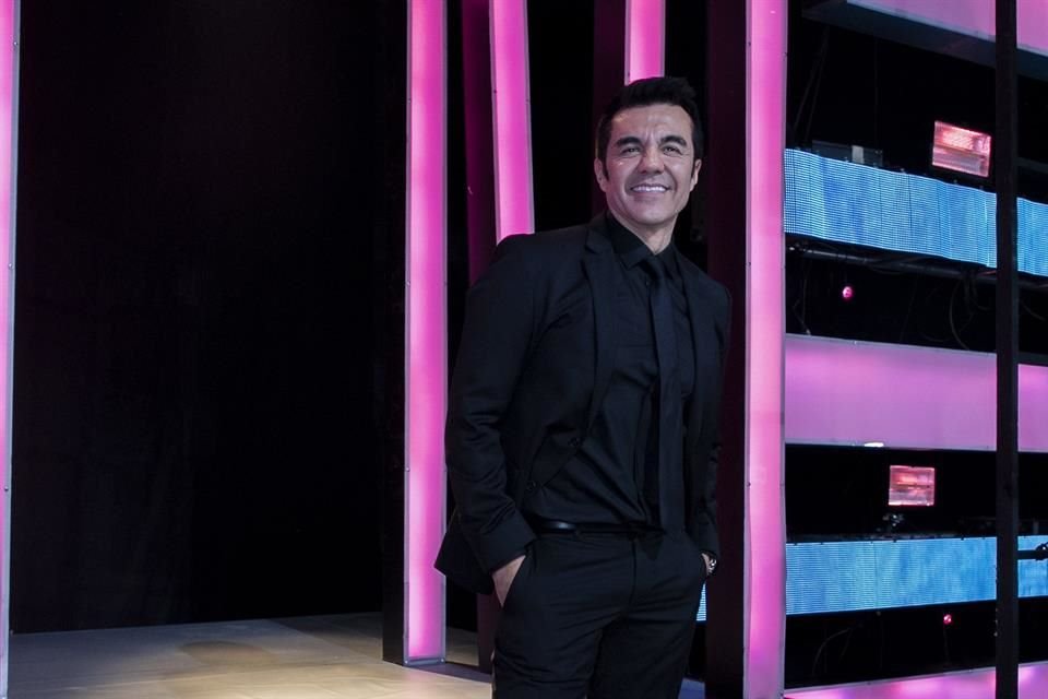 Adrián Uribe es el protagonista de la historia.