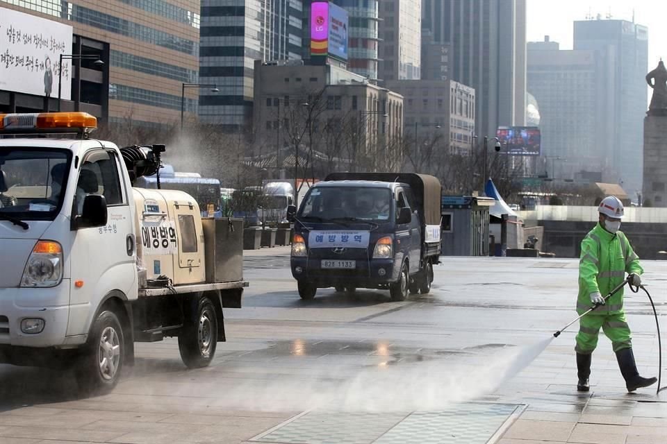 Corea del Sur confirmó primera muerte a causa del nuevo coronavirus; autoridades aumentan cifra de casos a 104 tras detectar  53 contagios.