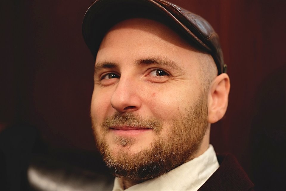 Rafael Lechowski recuerda que tras la muerte de su padre canalizó sus sentimientos y preguntas a través de la escritura, lo que lo llevó a componer a los 13 años y firmar contrato a los 16.