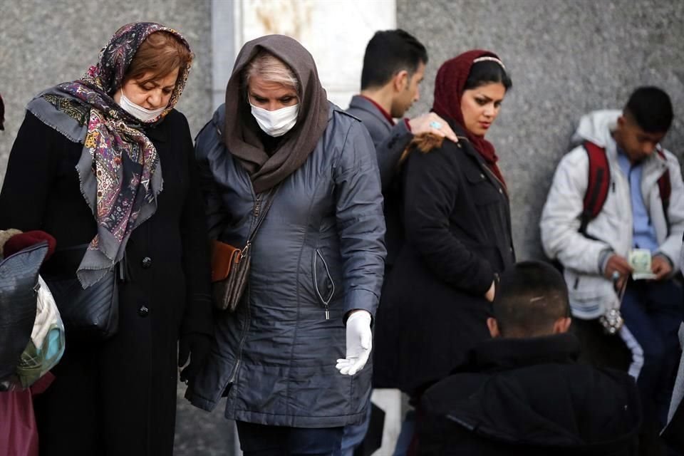 Iraníes usan cubrebocas en la capital del país, Teherán.