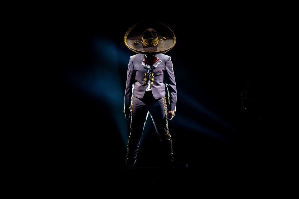 Alejandro Fernández arrancó la presentación vestido de mariachi.