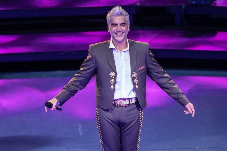 El intérprete agradeció el cariño de su público.