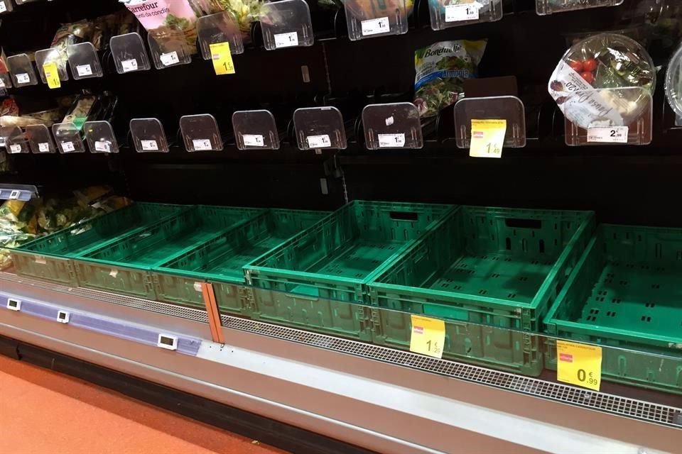 Compras de pánico por coronavirus en norte de Italia dejó a supermercados sin jabones y mascarillas; registran 4 muertos y 150 contagios.