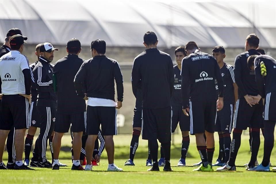 Antes de la práctica, jugadores y cuerpo técnico se reunieron para revisar el duelo ante Pachuca.
