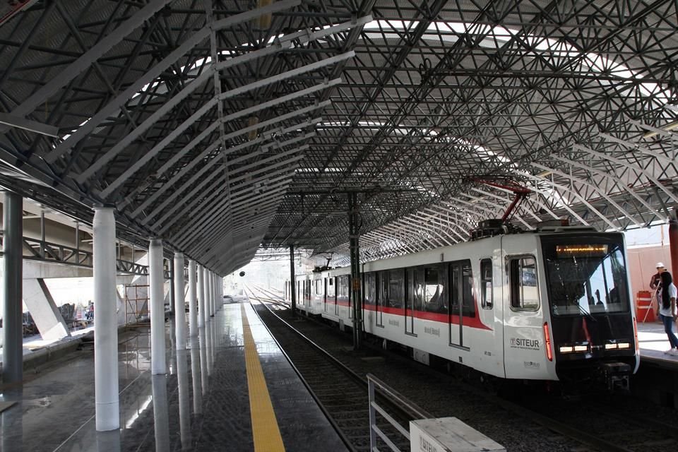 La disminución en el número de usuarios del Tren Ligero en el primer semestre del año fue de 34.7 por ciento.