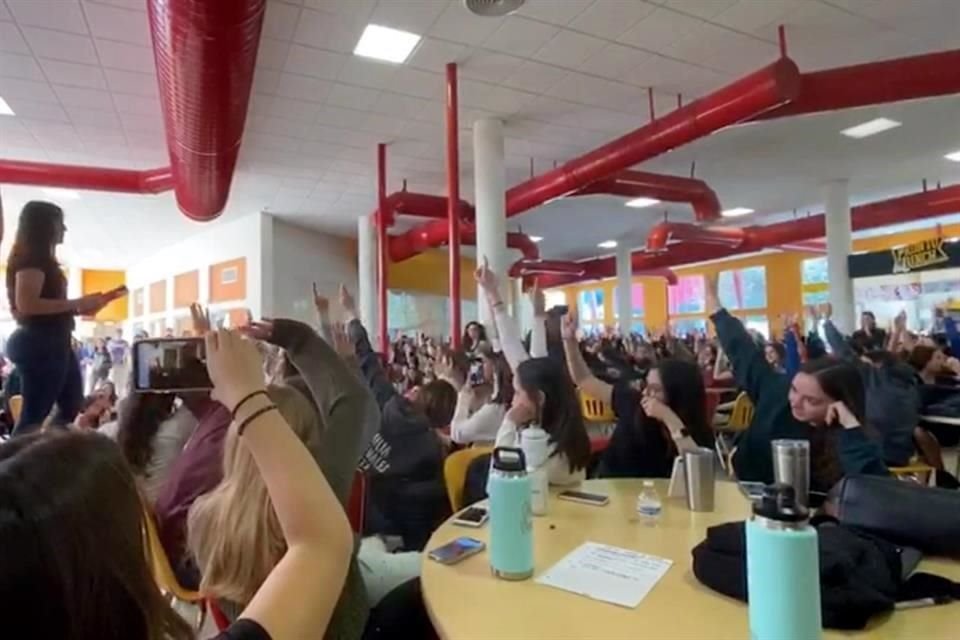 Las alumnas de Middle school y High school del American School Foundation se congregaron en la cafetería.