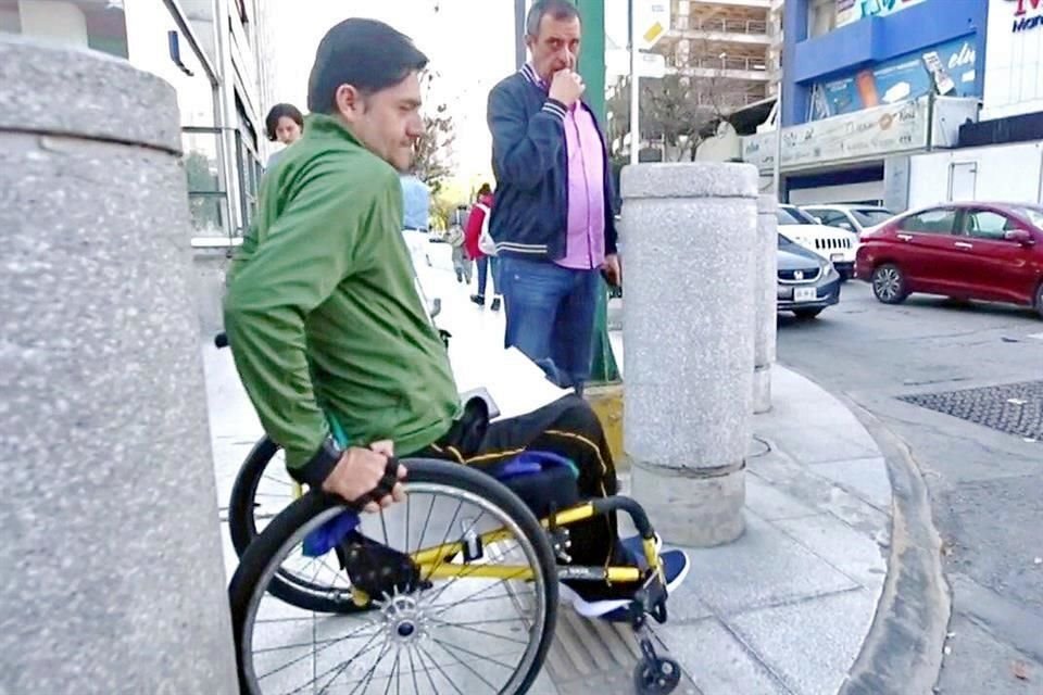 Escalones y pendientes pronunciadas que exceden la norma se hallan en las rampas, como la ubicada en Juárez e Hidalgo.