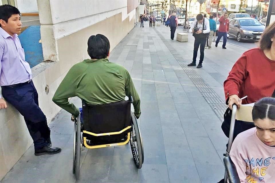 Entre Padre Mier y Matamoros, la pendiente carece de 'descansos' y es un peligro para personas en sillas de ruedas.