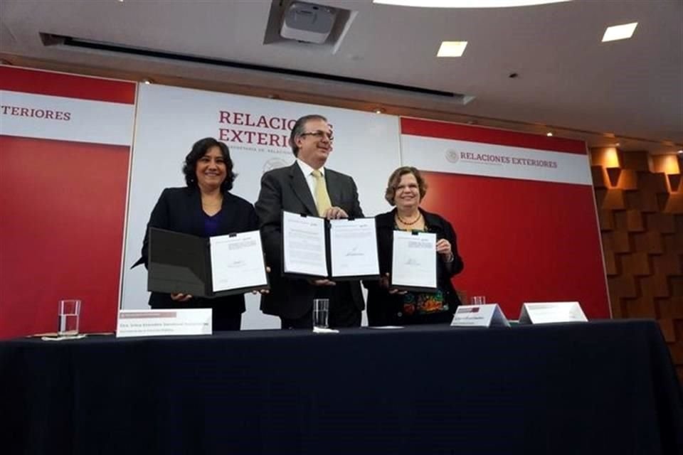 En la firma del protocolo estuvieron las titulares de la SFP e Inmujeres.