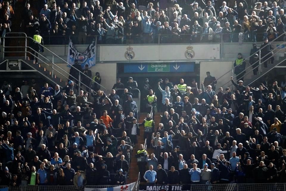 Los hinchas ingleses salieron felices del Bernabéu.