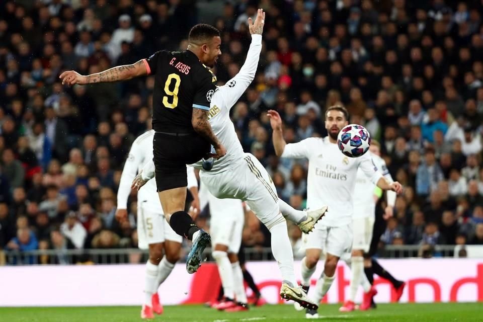 Este es el remate de Gabriel Jesus y que los merengues reclamaban un empujón del brasileño.