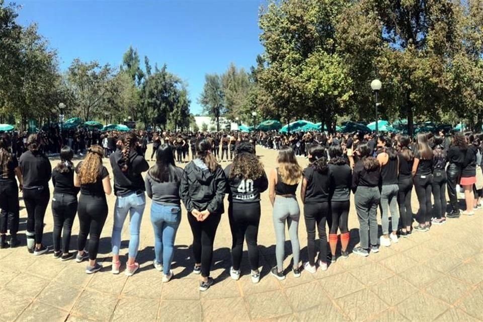 Alumnas de la PrepaTec Guadalajara se manifestaron ante la falta de atención de autoridades educativas a denuncias por abuso y acoso sexual.