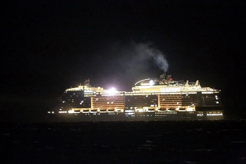 Vista general del cruzero MSC Meraviglia en costas de Cozumel.