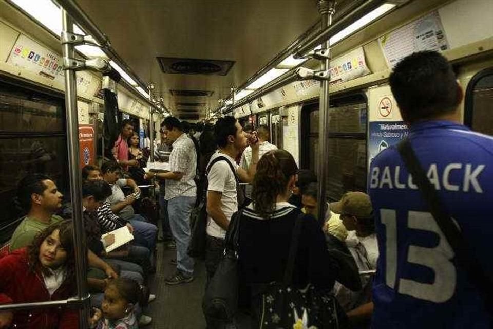 Seis de cada 10 mujeres de la ZMG dijeron que en el transporte público les han mirado morbosamente el cuerpo.