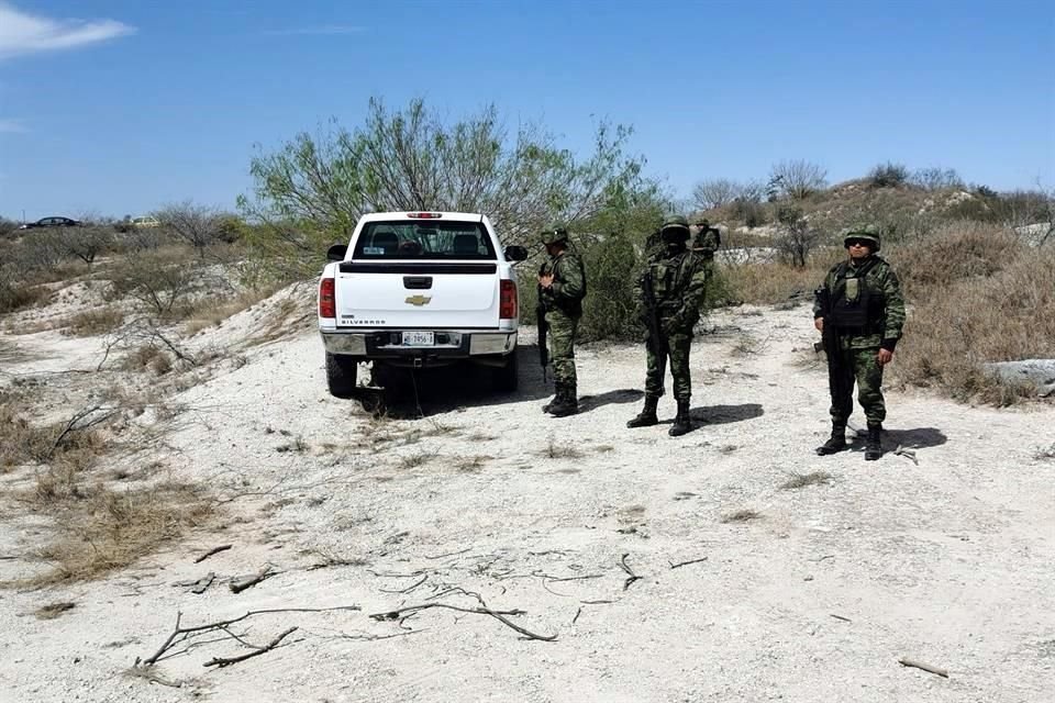 Los militares resguardaron al personal de una empresa mientras realizaban las labores de destrucción.