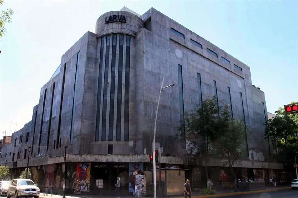 El Laboratorio de Arte Variedades está en la esquina de Juárez y Ocampo. Contiene una cafetería, un foro escénico, una biblioteca y una galería de arte.