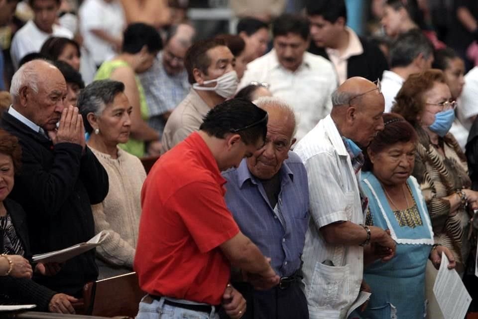 Ante coronavirus, los católicos ya no podrán darse la paz.