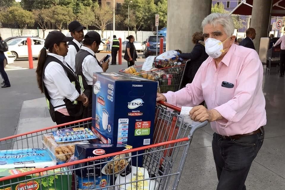 Algunas personas comenzaron ya a usar sus cubrebocas.