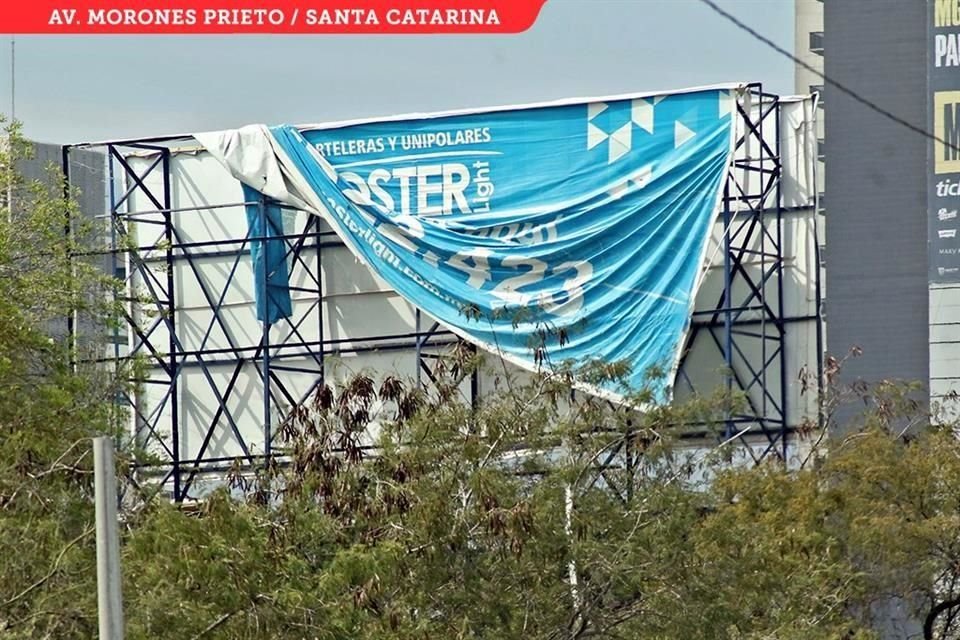 En el área metropolitana abundan las estructuras con lonas de anuncios rotas o colgando, provocando mal aspecto.